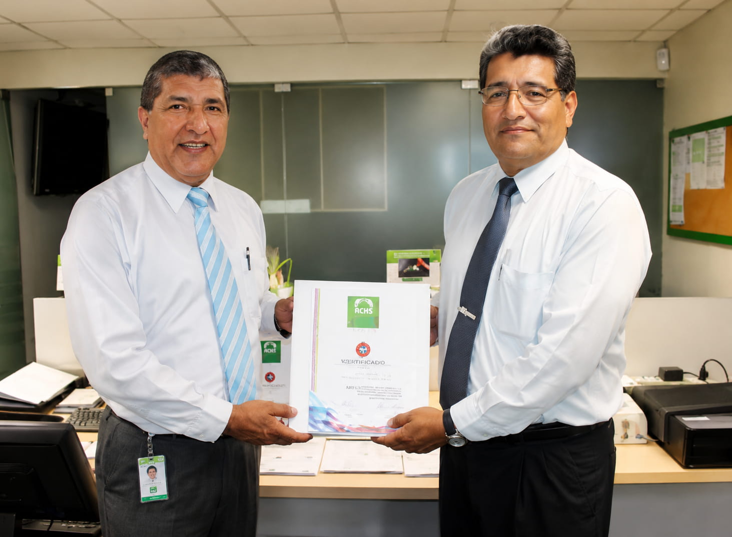 Cliente recibiendo certificado de auditoria de seguridad
