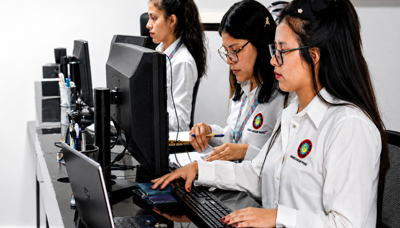 Profesionales trabajando en la implementación de un outsourcing de sistemas de gestión empresarial