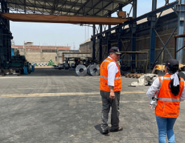Personal realizando actividades de seguridad y prevención laboral