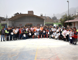 Grupo de trabajadores participando en una capacitación de seguridad