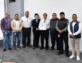 Profesionales mostrando reconocimiento durante una actividad empresarial