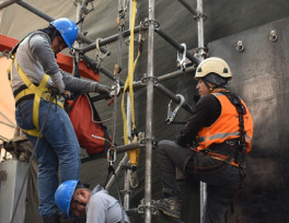 Trabajadores realizando labores de seguridad en una estructura elevada