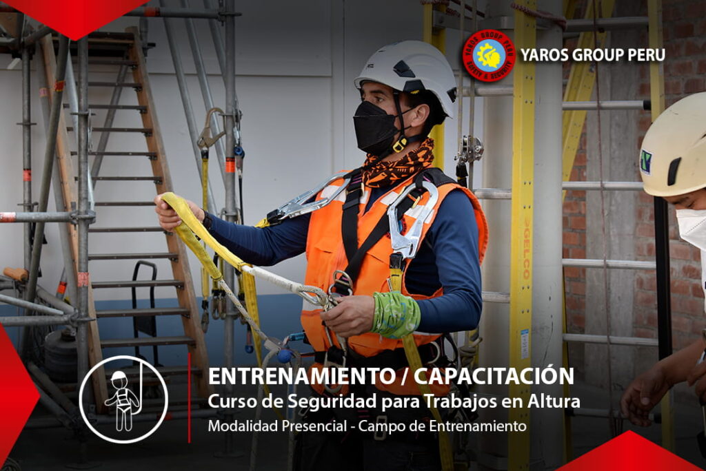 Trabajador mostrando equipos de protección para trabajos en altura