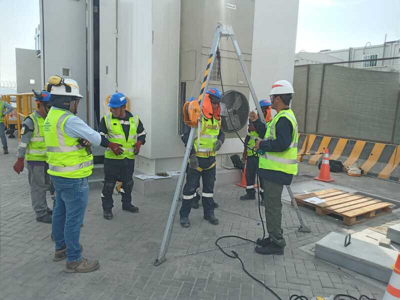 Prácticas de seguridad industrial aplicadas a trabajos en espacios confinados.