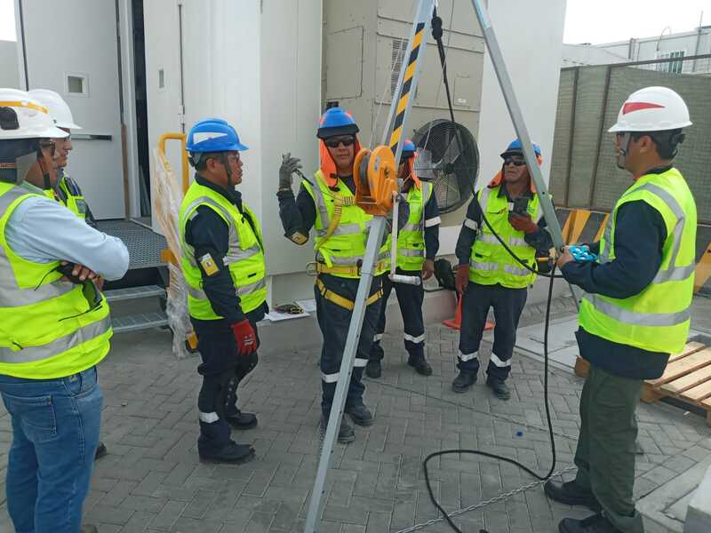 Personal utilizando equipos de protección durante actividades en espacios confinados.