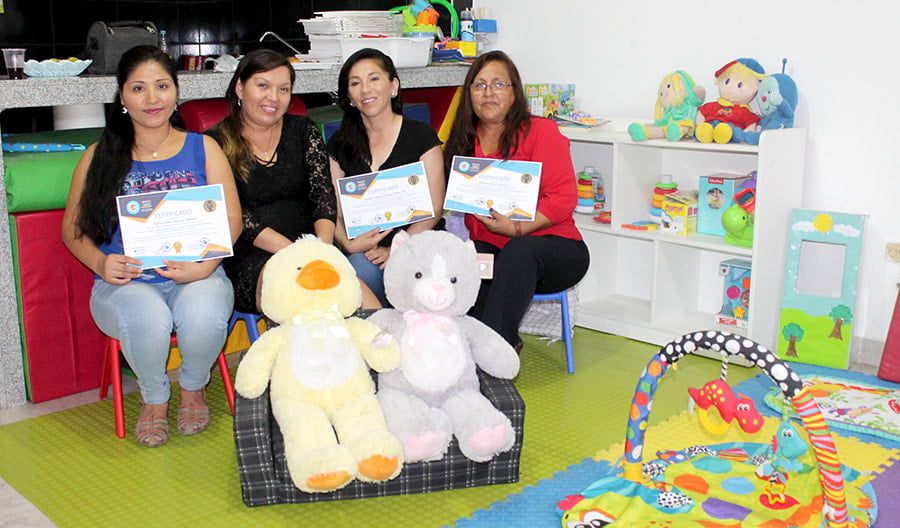 Madres participantes mostrando sus certificados de capacitación