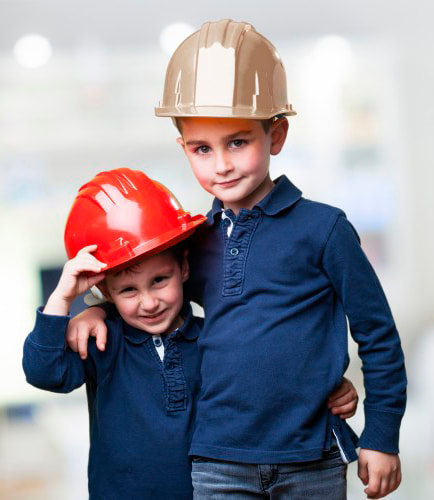Niños participando en una actividad educativa sobre seguridad y prevención