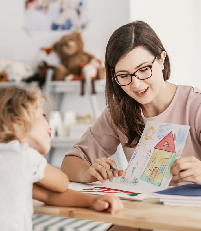 Profesora acompañando a un niño durante una actividad educativa