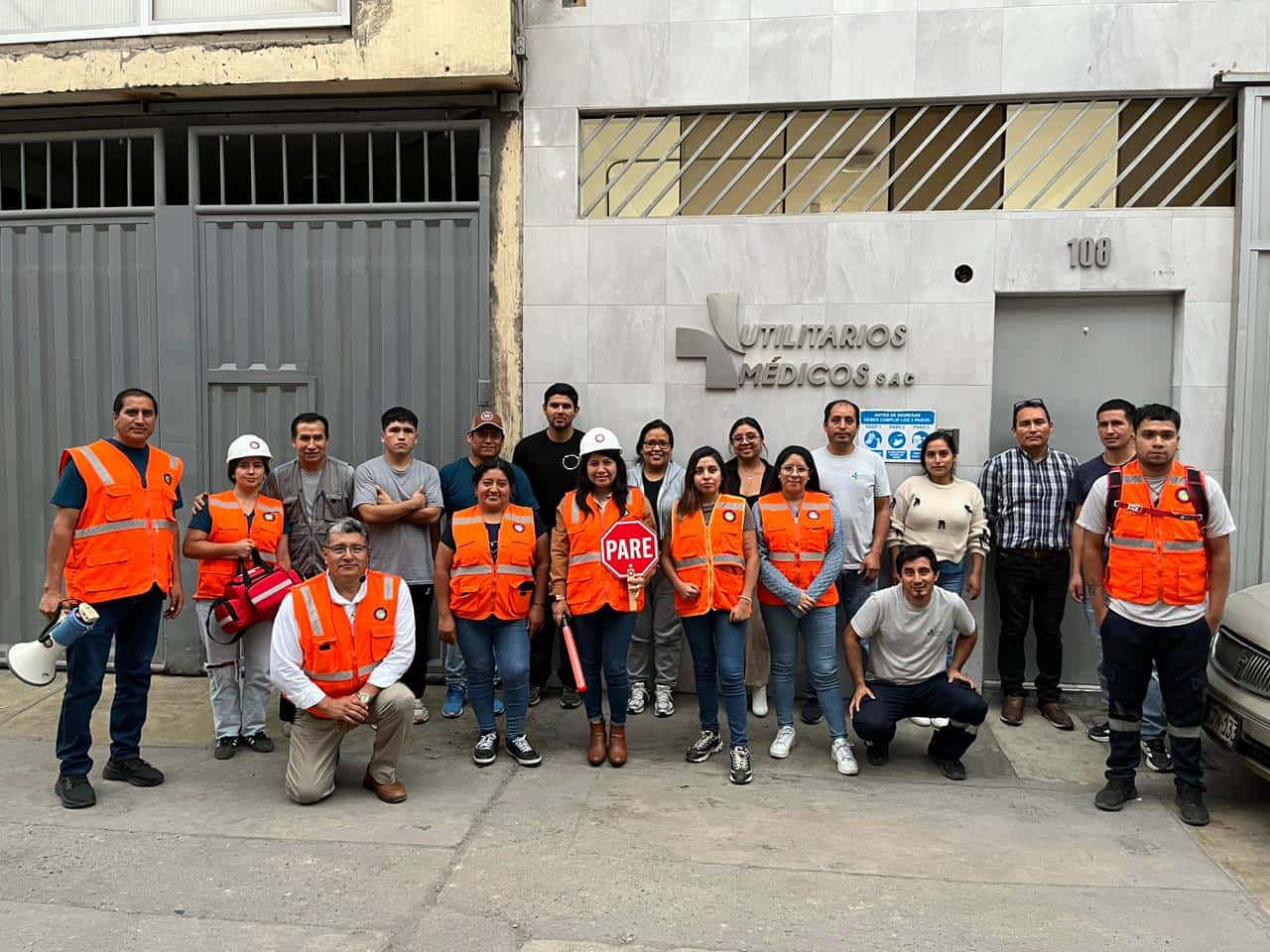 Personas realizando capacitaciones coorporativas